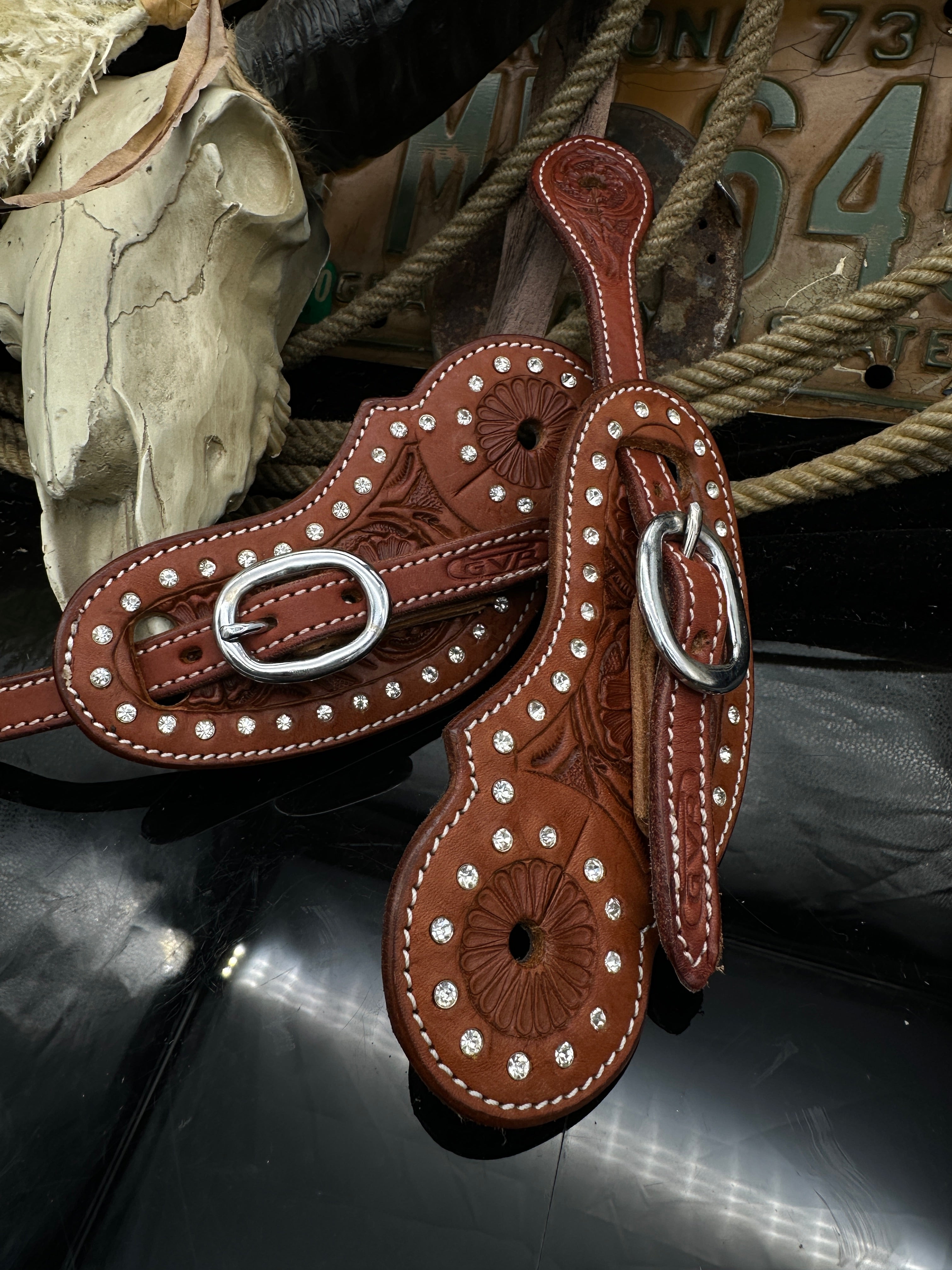 Basic | Kastanie | Western-Sporenriemen mit floralem Strassbesatz