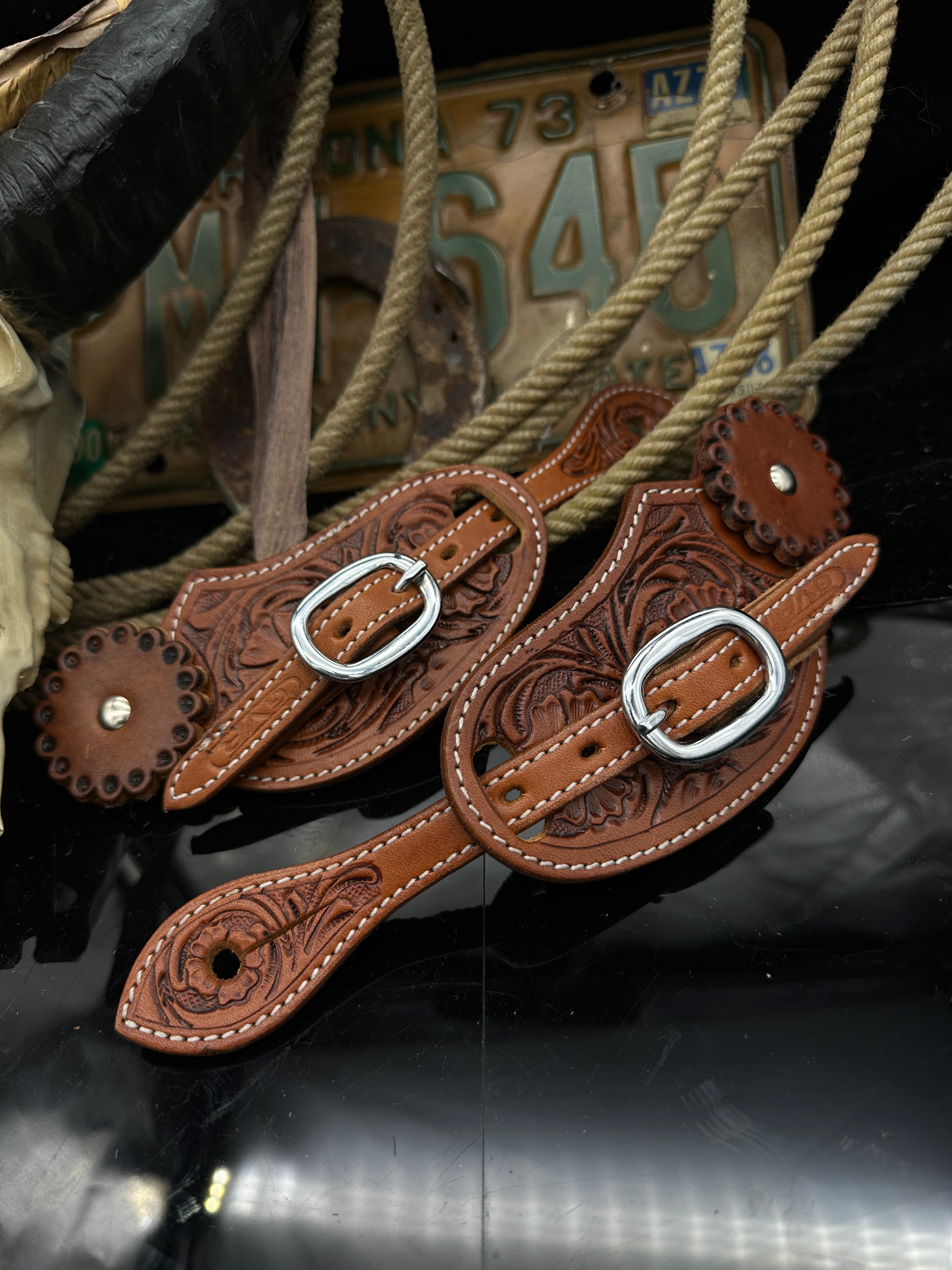 Basic | Antike Kastanie | Western-Sporenriemen mit floralem Muster