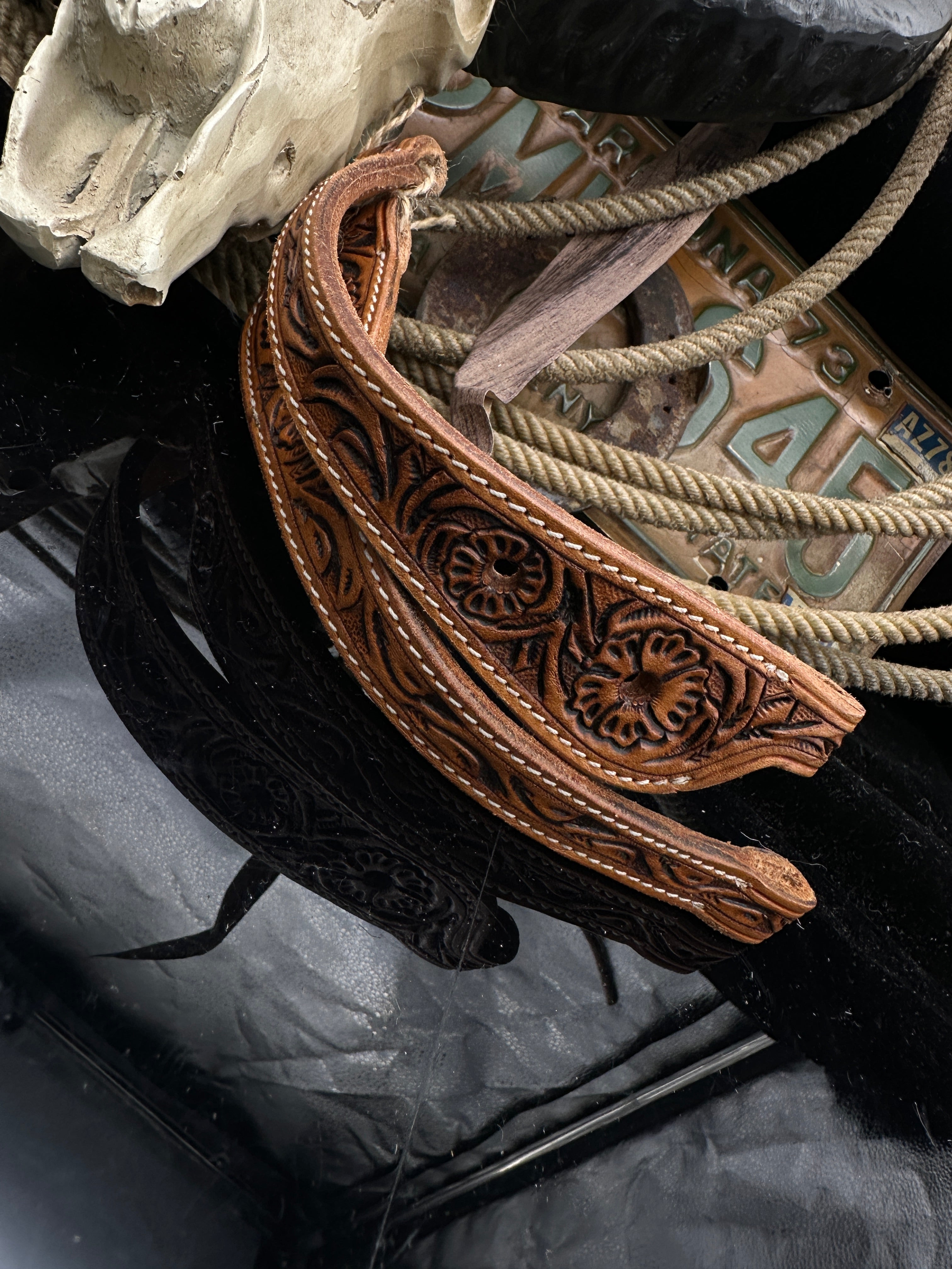 Western-Ohrstöpsel aus Leder | Floral geprägt | Kastanie, Antik-Rotbraun &amp; Dunkelkastanie