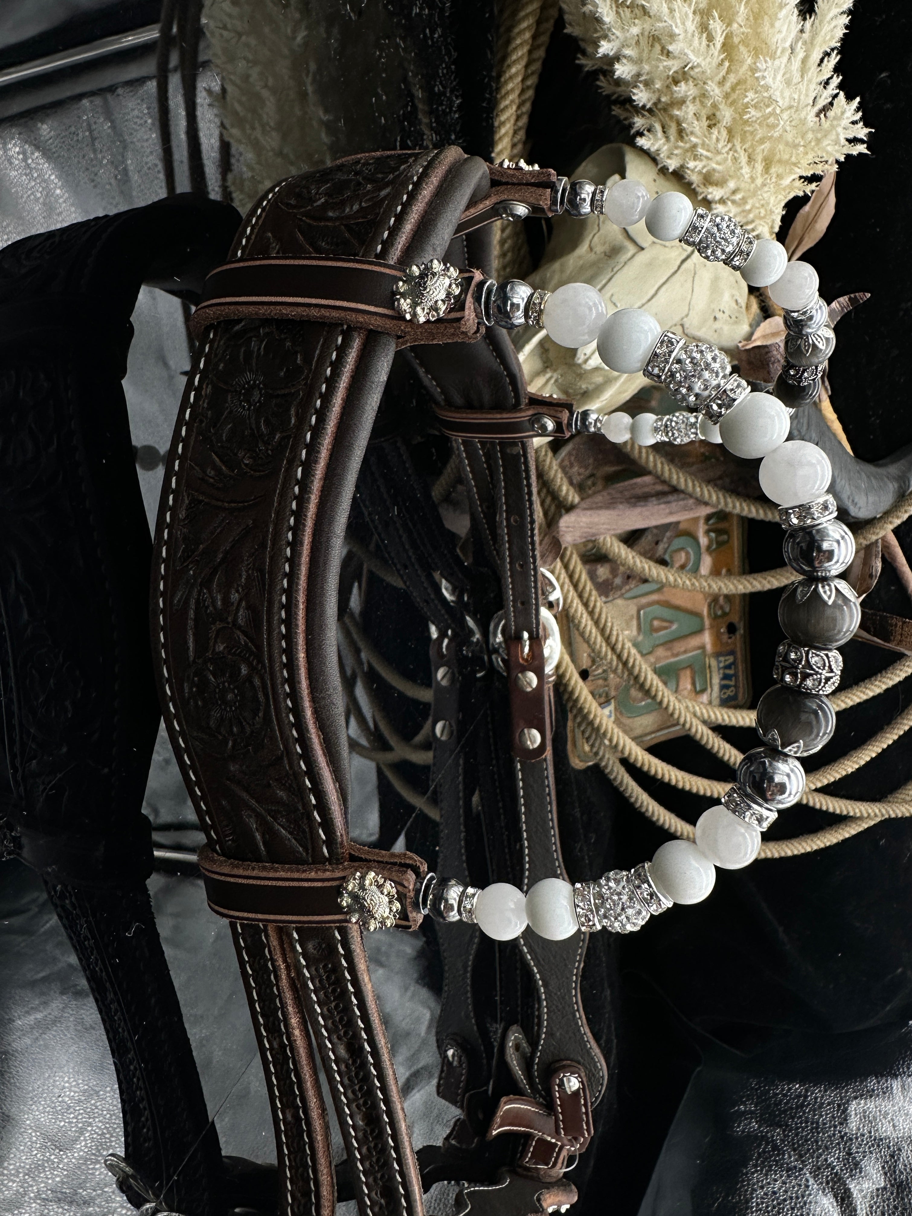 Premium | Floral Grey Elegance | Westernzaum mit anatomischem Genickstück