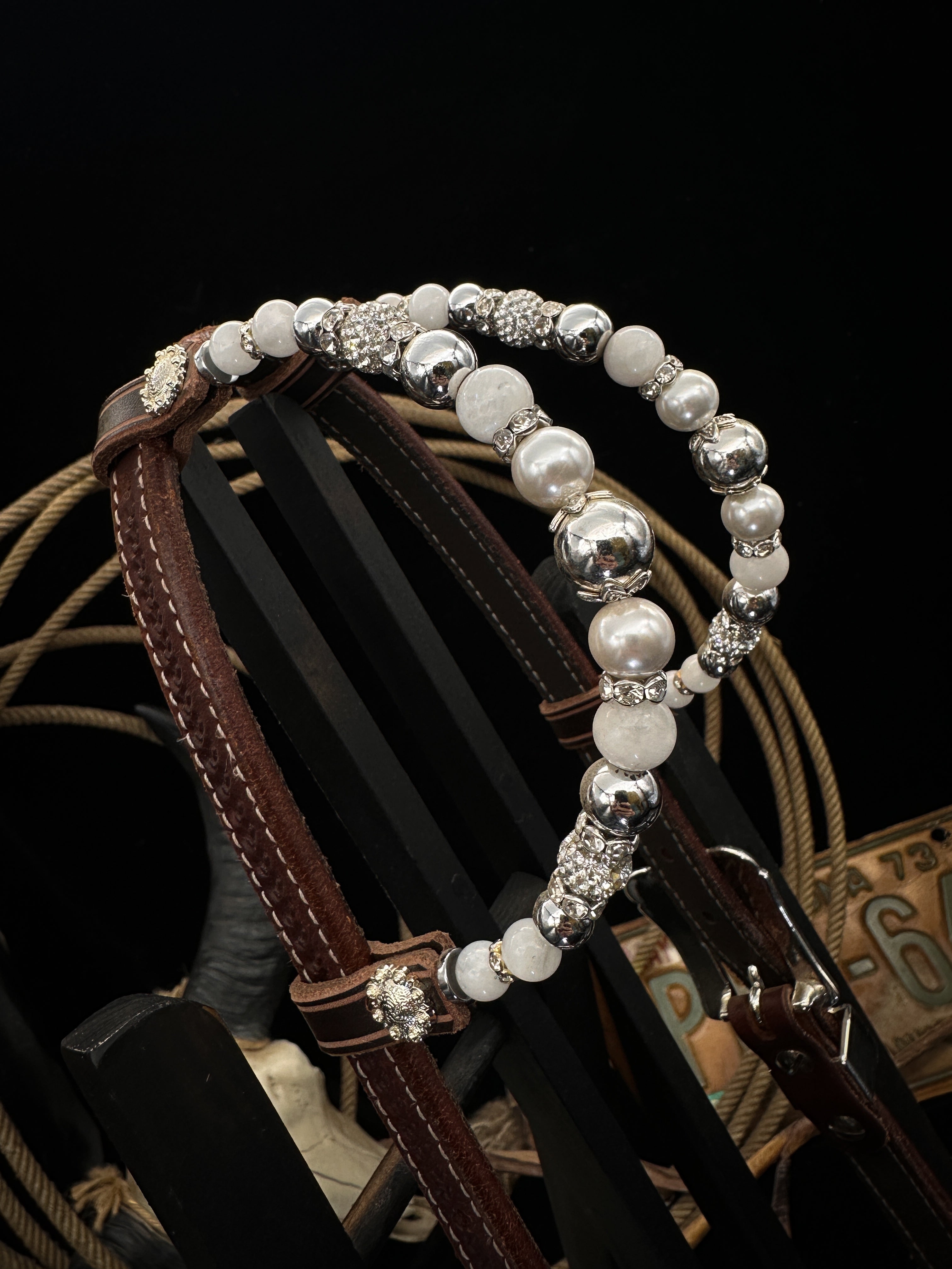 Premium | Perfect White | Floral tooled western hoofdstel