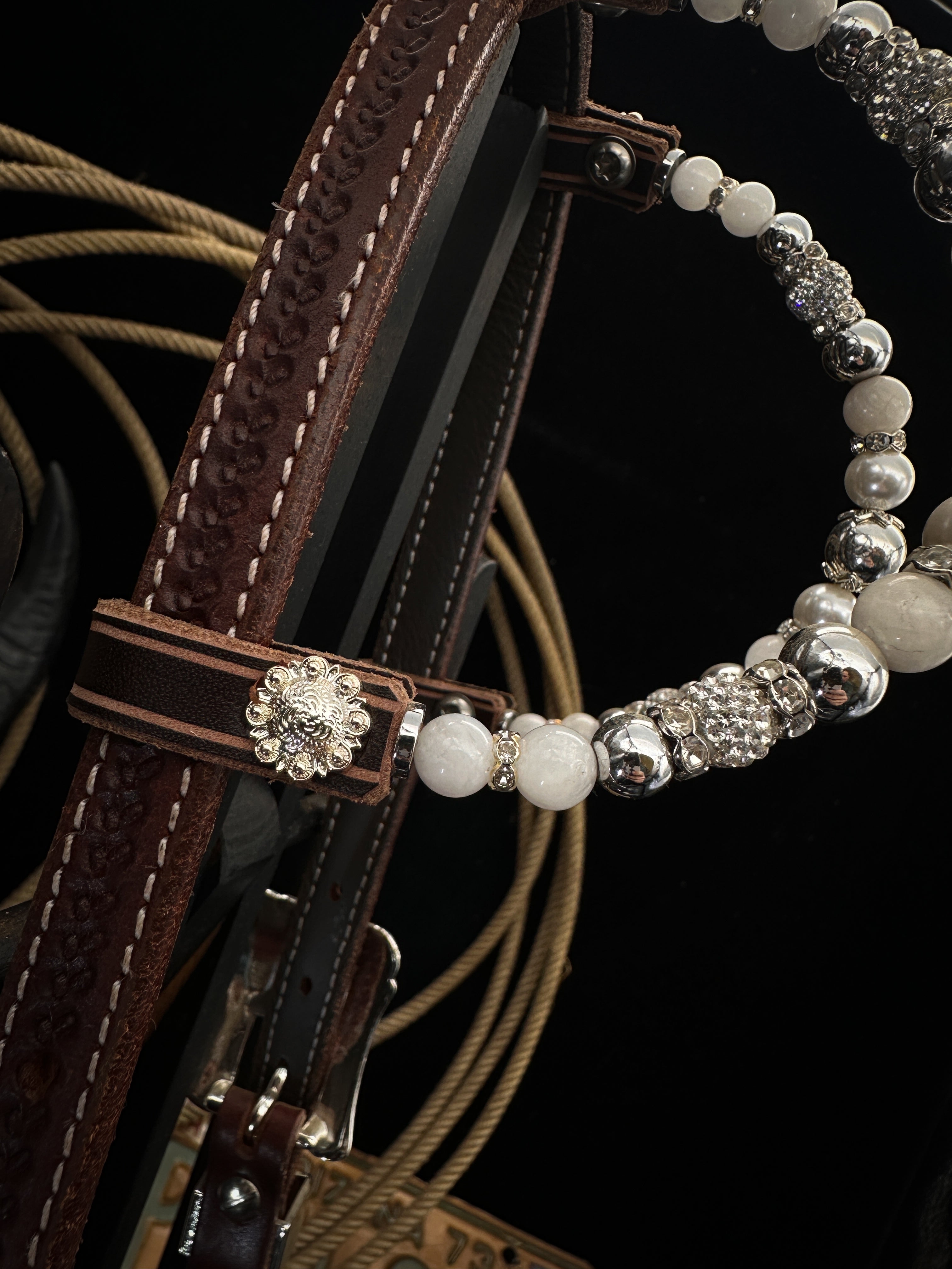 Premium | Perfect White | Floral tooled western hoofdstel