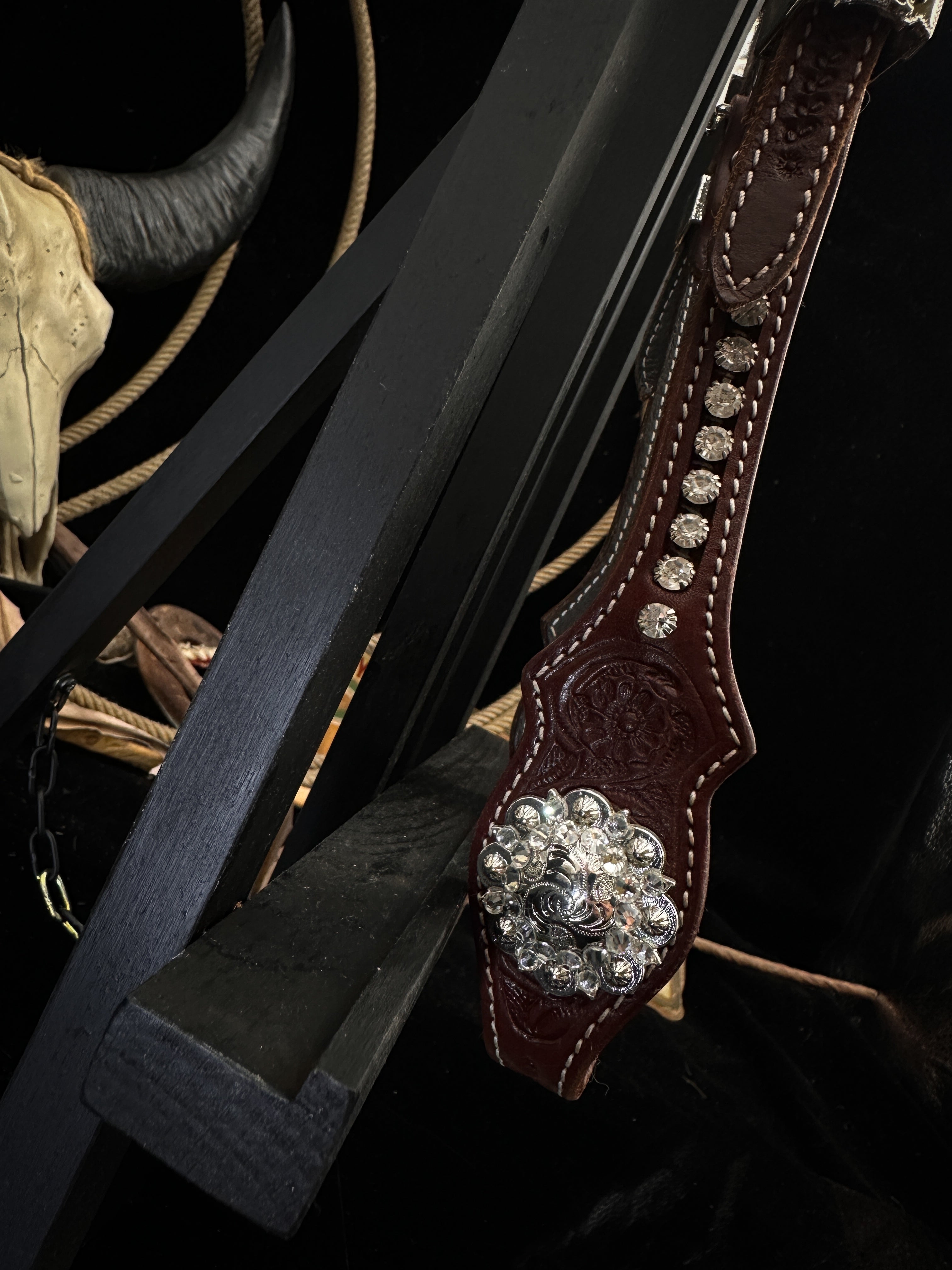 Premium | Perfect White | Floral tooled western hoofdstel